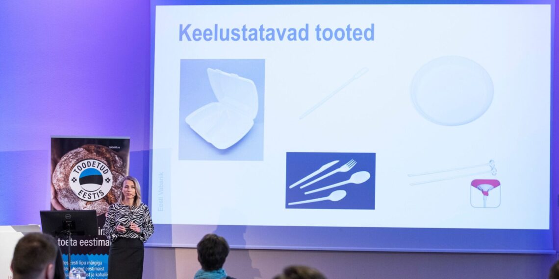 Toidutööstuse pakendimure: direktiiv nõuab korduvkasutusega pakendit. Tänavu esmakordselt peetud pakendikonverentsil andis keskkonnaministeeriumi keskkonnakorralduse osakonna juhataja Sigrid Soomlais ülevaate sellest, millises seisus ollakse ühekordse plasti käibelt kõrvaldamisega ja millised nõuded praegu kehtivad. Foto: Sven Tupits