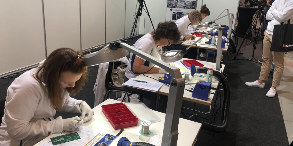 Instrutecil võisteldakse käsijootmises. Mullune käsijootmise võistlus Instruteci messil. Foto: korraldaja