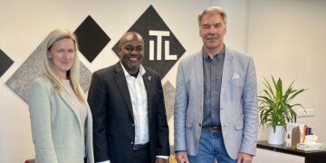 Fotol ITL-i külastanud Joel Karubiu koos Jana Silaškova ja Sven Aulikuga. Foto: ITL