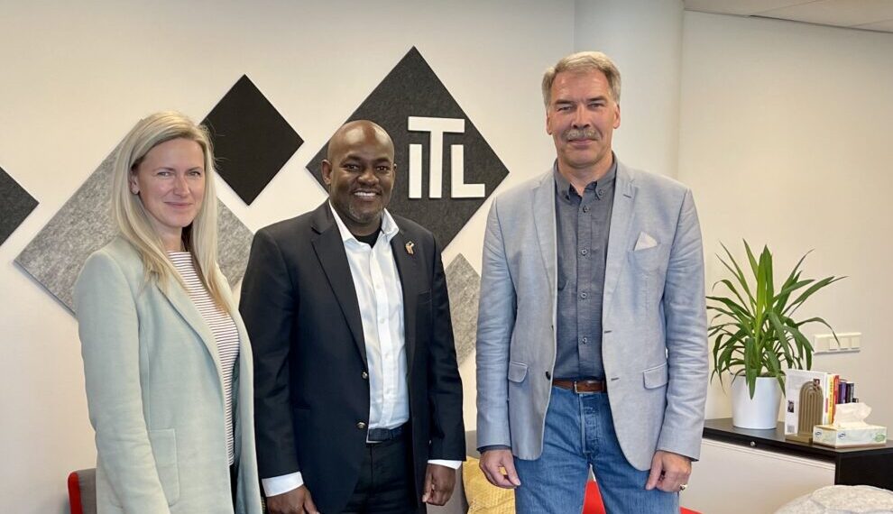 Fotol ITL-i külastanud Joel Karubiu koos Jana Silaškova ja Sven Aulikuga. Foto: ITL