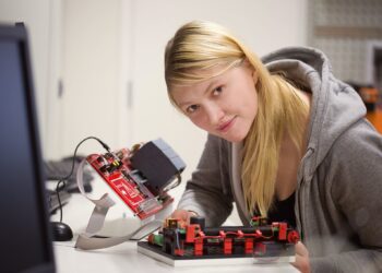 Kristi Tölp teab, et tööstusautomaatika lahendused aitavad kokku hoida ettevõtete aega ja raha. Foto: Electromatix