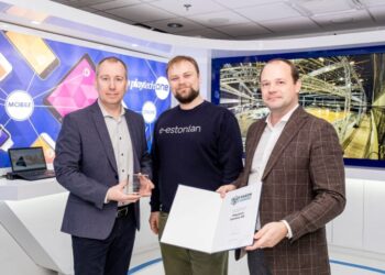 Foto autasustamiselt. Fotol Playtech Estonia tegevjuht Ivo Lasn (vasakult), parima välisüliõpilaste praktikat toetava tööandja auhinna üle andnud ettevõtlus- ja IT-minister Kristjan Järvan ning konkursi korraldaja, Eesti Tööandjate Keskliidu tegevjuht Arto Aas. Foto autor Aron Urb.