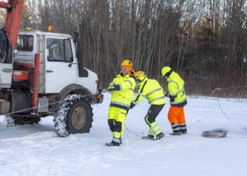 Elektrilevi liinitööd. Nagu näha, tuleb töid sageli teha ka keerulisi ilmaolusid trotsides.Fotod: Elektrilevi