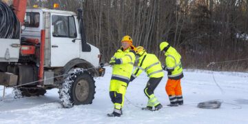 Elektrilevi liinitööd. Nagu näha, tuleb töid sageli teha ka keerulisi ilmaolusid trotsides.Fotod: Elektrilevi
