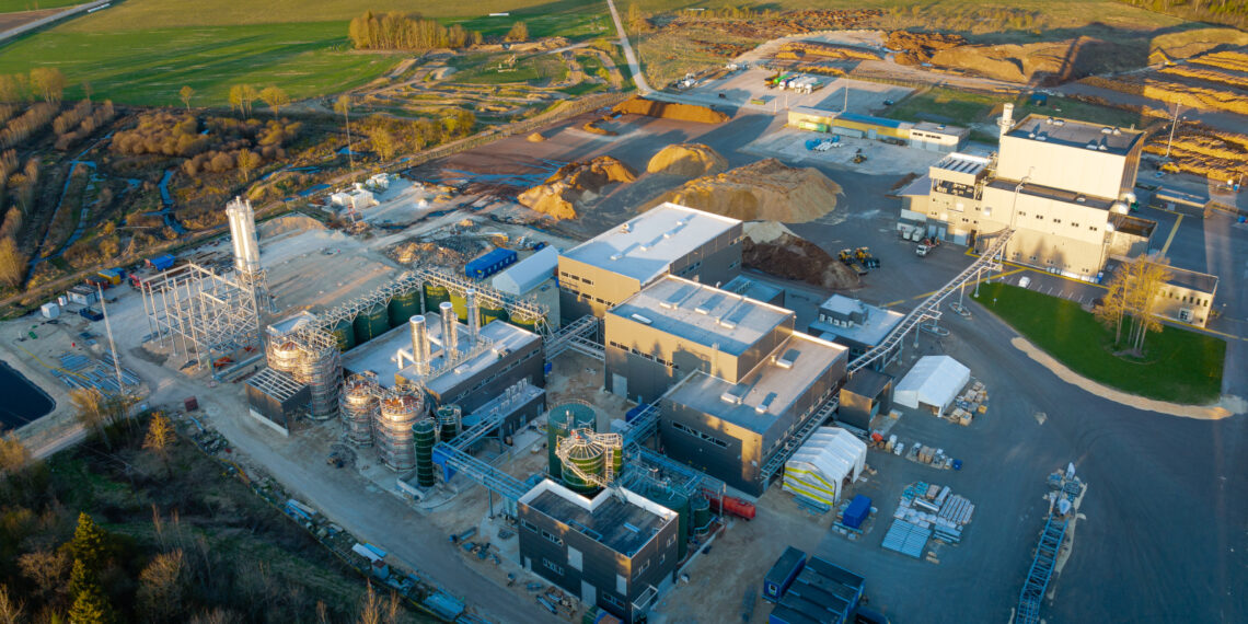 Puidukeemia katsetehas Fibenol hakkab Imaveres puitmassi rafineerimise käigus tootma naftasaadusi asendavat toorainet keemiatööstustele. Fibenoli tehas rajati Imaverre, Graanul Investi tootmiskompleksi territooriumile. Foto: Fibenol