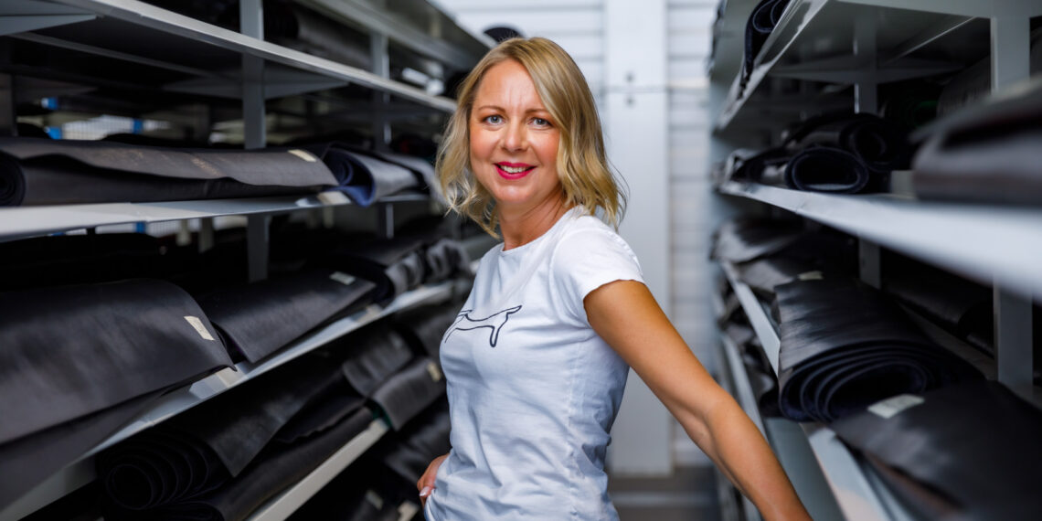 Tekstiilijäägid tuleb kokku koguda ja ümber töödelda. Kadrian Jaagund kinnitab, et 96% Lindströmi tööriietest töödeldakse kasutusea lõppedes kiududeks, millest saab omakorda isolatsioonimaterjale, akustilisi paneele või uusi kangaid. Fotod: Arno Mikkor