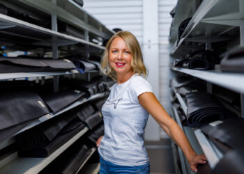 Tekstiilijäägid tuleb kokku koguda ja ümber töödelda. Kadrian Jaagund kinnitab, et 96% Lindströmi tööriietest töödeldakse kasutusea lõppedes kiududeks, millest saab omakorda isolatsioonimaterjale, akustilisi paneele või uusi kangaid. Fotod: Arno Mikkor