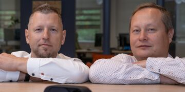 Futugrid asutajad ja nutipistiku arendajad Toomas Valge (vasakul) ja Leino Schnur teavad, et ainuüksi Eestimaa kodudes kasutusel olevate veeboilerite arvelt võiks juhtida vähemalt 67 MW elektrivõimsuse kasutamist. Foto: Raigo Pajula