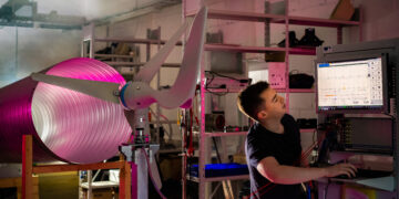 TalTechis avatakse magistrikava „Elektrotehnika ja mehhatroonika“, millele luuakse kaks peaeriala – Elektrotehnika ja Mehhatroonika. Elektrotehnilised mõõtmised TalTechi laboris. Foto: TalTech