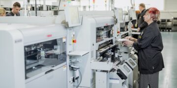 Elektroonikaettevõte Ouman Estonia avas uue 1,4 miljonit maksva SMD-tootmisliini. Foto: Ouman