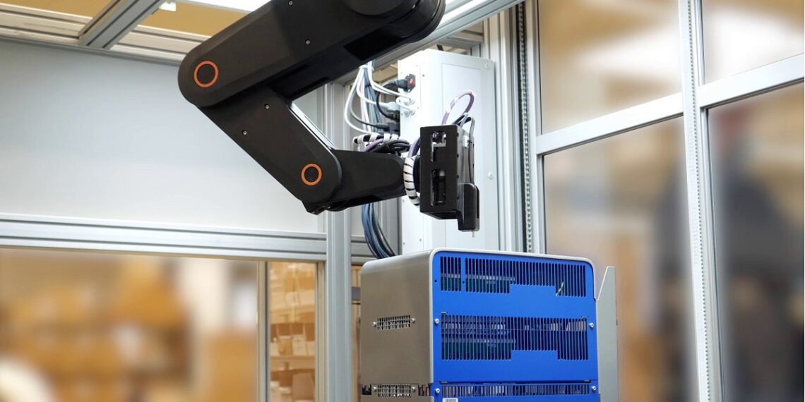 Benningi laadijate tootmisjärgne testimine kulutõhusa iguse robotkäe abil. Benning usaldab nõudlikud testimisülesanded iguse soodsale ja mitmekülgsele robolink robotile.