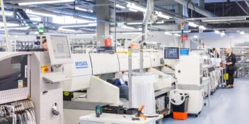 Digitaliseerimise ekspert: võtmeküsimuseks saab tööstuse tulemuslikkuse tõstmine. Digitaliseerimine käib käsikäes automatiseerimisega ja selle juurde kuulub ka tootmisprotsesside visuaalne digijälgimine. Elektroonikatööstus sammub selles vallas esireas. Pildil Incapi tehas Kuressaares. Foto: Incap Estonia