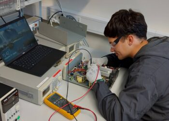 Elektroonikatööstus pakub noortele maailmatasemel praktikakogemust. Praktikant Siim Rausi Stoneridge´is toiteplokke kontrollimas. Foto: EEL