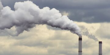 Kliimaministeeriumist öeldakse, et ennekõike puudutab saastetasude tõus põlevkivi kavandamise ja töötlemisega tegelevaid ettevõtteid. Tegelikult on aga saasteainete keskkonda paiskamine siiski laiem teema ja selle mõju ulatub ka teistele tööstussektoritele. Foto: Shutterstock