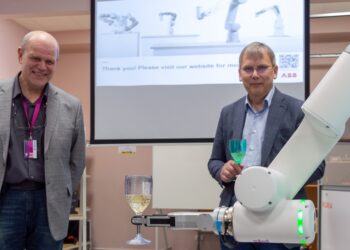 Robottehnoloogia arendamine ja ettevõtetesse viimine on osa VIDRIK-u tegevuse missioonist ida-Virumaal. Pildil Heiko Põdersalu (vasakul) ja Tauno Otto. Foto: TalTech