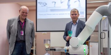 Robottehnoloogia arendamine ja ettevõtetesse viimine on osa VIDRIK-u tegevuse missioonist ida-Virumaal. Pildil Heiko Põdersalu (vasakul) ja Tauno Otto. Foto: TalTech