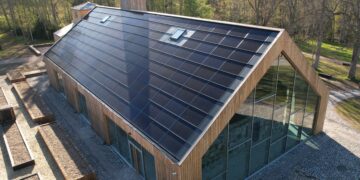 BIPV-paneelidest katus moodsa arhitektuuriga puitehitisel. Foto: Solarstone