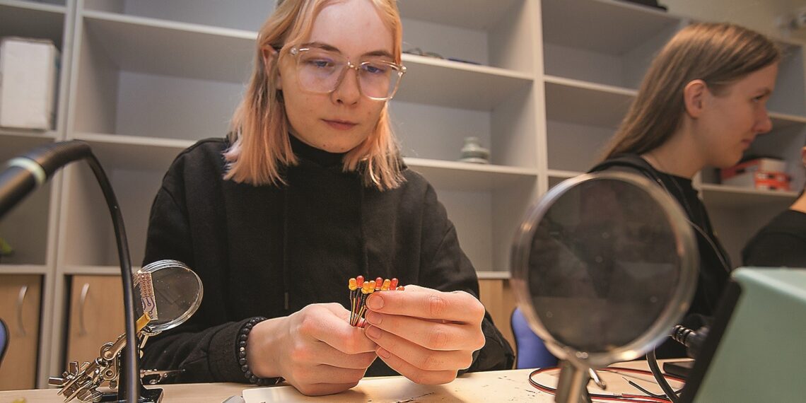 Mustamäe riigigümnaasiumi noored on juba mitu nädalat kogunenud Tallinna Tehnikaülikooli, et kokku joota valguskett, mis peagi kodust jõulupuud kaunistama hakkab. Foto: Julia-Maria Linna