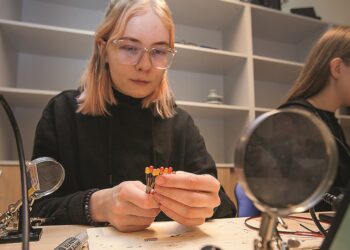 Mustamäe riigigümnaasiumi noored on juba mitu nädalat kogunenud Tallinna Tehnikaülikooli, et kokku joota valguskett, mis peagi kodust jõulupuud kaunistama hakkab. Foto: Julia-Maria Linna