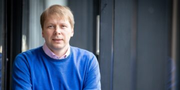 TalTechi Virumaa kolledži rakendusliku keemia professor Allan Niidu on oma teadusuuringutes keskendunud uue põlvkonna kütuste, aga ka laiemalt tuleviku keemiatööstusele tooraine leidmisele. Ühe võimalusena näeb ta CO2-st süsiniku kättesaamist ja kasutuselevõtmist. Foto: Karl-Kristjan Nigesen/TalTech