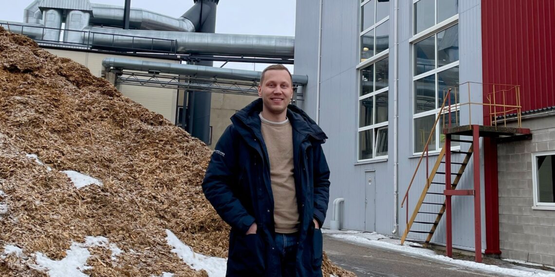 Danpoweril on Võru linna kütmiseks kolm katlamaja, lisaks pakutakse tsentraalse kütte teenust ka Võru naabruses asuvates Puiga ja Väimela asulates. Pildil Jan Mustjõgi Võrusoo katlamaja juures.