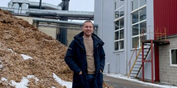 Danpoweril on Võru linna kütmiseks kolm katlamaja, lisaks pakutakse tsentraalse kütte teenust ka Võru naabruses asuvates Puiga ja Väimela asulates. Pildil Jan Mustjõgi Võrusoo katlamaja juures.