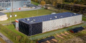 Kaugkütte lähitulevik Tartus. Green Tartu kaugjahutusjaam, mis kaetud päiksepaneelidega ja kust tuleb jahutusenergia Tartu kesklinna piirkonda. Samast seadmest eralduv soojusenergia läheb samuti kaugküttevõrku. Kaugküte. Foto: erakogu/EJKÜ