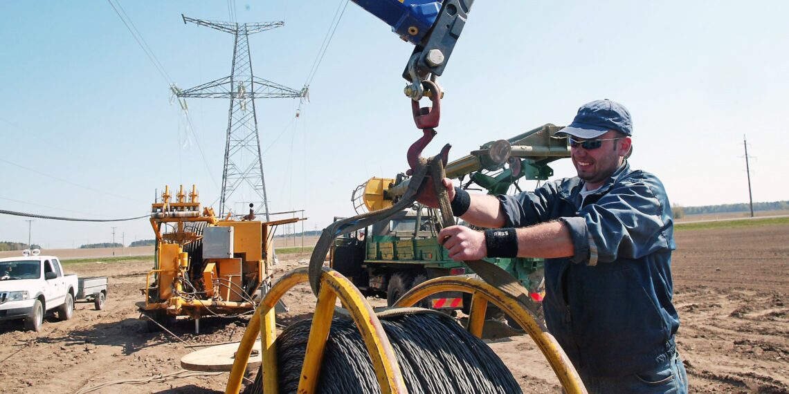 Sünkroniseerimine Mandri-Euroopaga. Narva-Kiisa kõrgepingeliini ehitus. Fotol Viljandi Empoweri töömehed, töödejuhataja Taivo Tuul. Foto: Scanpix/Virumaa Teataja/Tairo Lutter