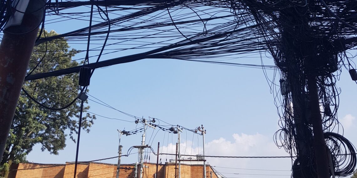 Tallinna Tehnikaülikooli TalTech teadlased käisid Nepali ja Bhutani tööstusettevõtteid nõustamas ning elutarkust jagamas. Juhtmepuntrad Kathmandus lisaks juhtmetele võib hästi otsides leida pundarde vahelt wifi-ruutereid, kaameraid, valgusteid.