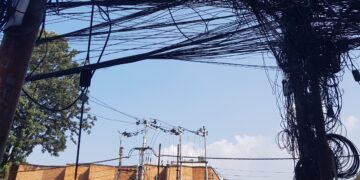 Tallinna Tehnikaülikooli TalTech teadlased käisid Nepali ja Bhutani tööstusettevõtteid nõustamas ning elutarkust jagamas. Juhtmepuntrad Kathmandus lisaks juhtmetele võib hästi otsides leida pundarde vahelt wifi-ruutereid, kaameraid, valgusteid.