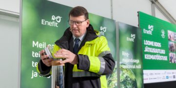 Enefit Poweri juhatuse esimees Andres Vainola lisab keemiatööstuse nurgakivi kapslisse toorained, sh vana staadioni plastmuru, millest toodab ettevõte tulevikus keemiakomponente. Foto: Eesti Energia