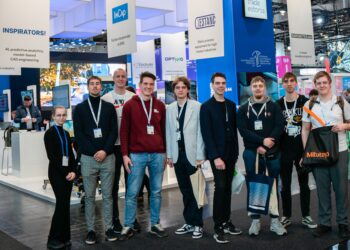 TalTchi elektroenergeerika ja mehhatroonika instituudi üliõpilased Hannoveri messil Eesti ettevõtete stendi ees. Foto: TalTech