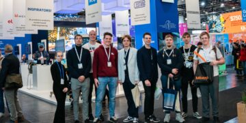 TalTchi elektroenergeerika ja mehhatroonika instituudi üliõpilased Hannoveri messil Eesti ettevõtete stendi ees. Foto: TalTech