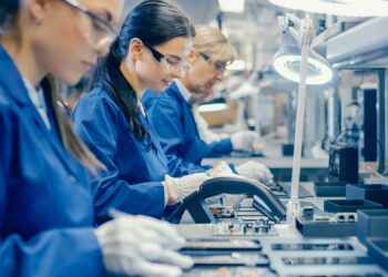 Statistikaameti andmetel tootsid 2024. aasta aprillis tööstusettevõtted võrreldes mulluse aprilliga 4,7% vähem. Foto: Shutterstock