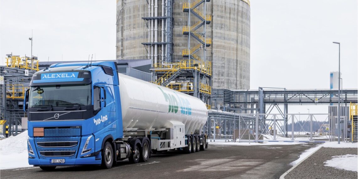 Alexela tõi Eesti turule esimese kohalikul toormel põhineva veeldatud biometaani, mida hakatakse müüma raskeveokite kütusena. Foto: Alexela