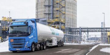 Alexela tõi Eesti turule esimese kohalikul toormel põhineva veeldatud biometaani, mida hakatakse müüma raskeveokite kütusena. Foto: Alexela