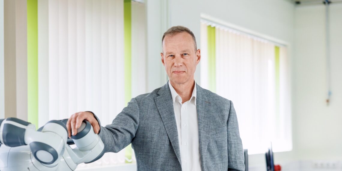 Hiljaaegu TalTechi elektroenergeetika ja mehhatroonika instituuti juhtima asunud Mart Landsberg leiab, et ülikoolid võiksid olla inseneerias innovatsiooni vedurid, sest uuendusmeelsus on ka majanduse arengu tagatis. Foto: Raul Mee