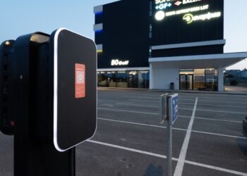 Uuenduslik autolaadija Tallinna külje all Peetri ärimaja juures. Foto: VOOL/erakogu