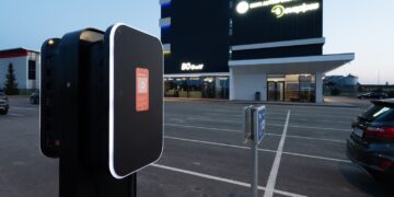 Uuenduslik autolaadija Tallinna külje all Peetri ärimaja juures. Foto: VOOL/erakogu