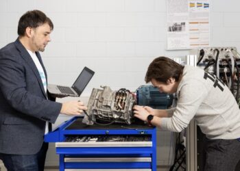 Teooria ja praktika sümbioos inseneriõppes ehk elektriajamite tulevik. Inseneride ettevalmistamisel on praktiline lähenemine üha olulisem. Pildil: professor Anton Rassõlkin ja doktor Viktor Rjabtšikov teaduslaboris. Foto: TalTech