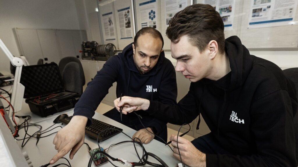 Doktorant-nooremteadur Mahmoud Ibrahim ning elektrotehnika ja mehhatroonika magistrikava tudeng Kenari Koonik uusi seadmeid katsetamas. Foto: TalTech