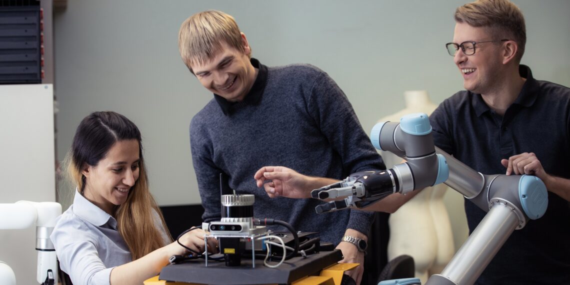 14. novembril 2024 Narvas toimuval Õiglase Ülemineku Foorumil räägitakse tööstuse tulevikust ja paindlikust tööjõuturust. Pildil: Õiglase ülemineku fondi teduskonsortsiumi projekti raames luuakse Tartu Ülikooli Narva kolledžisse robootika õppe- ja teadustöövõimalused. Foto: Silver Gutmann