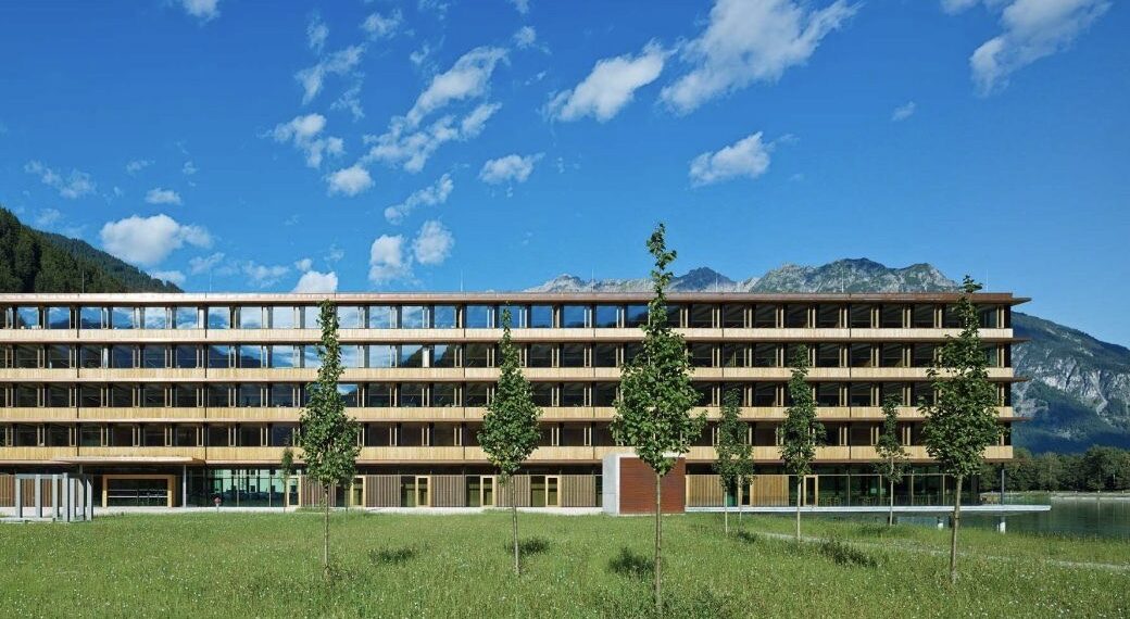 Illwerke Zentrum Montafon Austrias on üks maailma suurimaid puidust karkassiga büroohooneid. Valmimise ajal oli see oma enam kui 10 000 m² kasutatava pinnaga Euroopa suurim puidust büroohoone. Hoone puidust karkass, mis asub betoonist aluse kohal, paigaldati vaid kuue nädalaga. Fotod: erakogu, EMPL