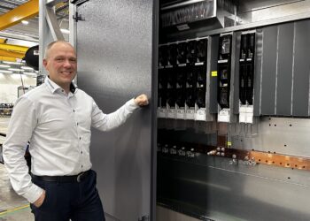 Harju Elekter Group juhatuse liige Aron Kuhi-Thalfeldt usub, et ettevõtte poolt määratud stipendium annab tudengile kindluse, et tema valitud eriala on ühiskonnale vajalik ning innustab teda veelgi rohkem õpingutele keskenduma. Foto: Harju Elekter