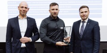 Aasta kaitsetööstusettevõtteks valiti HEVI Optronics. HEVI Optronicsi asutaja ja tegevjuht Kristjan Tiimus tunnustust vastu võtmas. Foto: Andres Raudjalg / EKTL