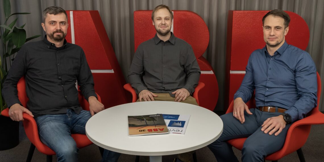 Eestis asuv ABB sagedusmuundurite testimiskeskus viib aastas läbi üle 300 töökindluse katse. Vasakult Risto Rosin, Sergey Kalashnikov, saatejuht Jaanus Karu. Foto: ABB