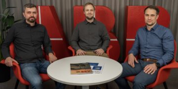 Eestis asuv ABB sagedusmuundurite testimiskeskus viib aastas läbi üle 300 töökindluse katse. Vasakult Risto Rosin, Sergey Kalashnikov, saatejuht Jaanus Karu. Foto: ABB