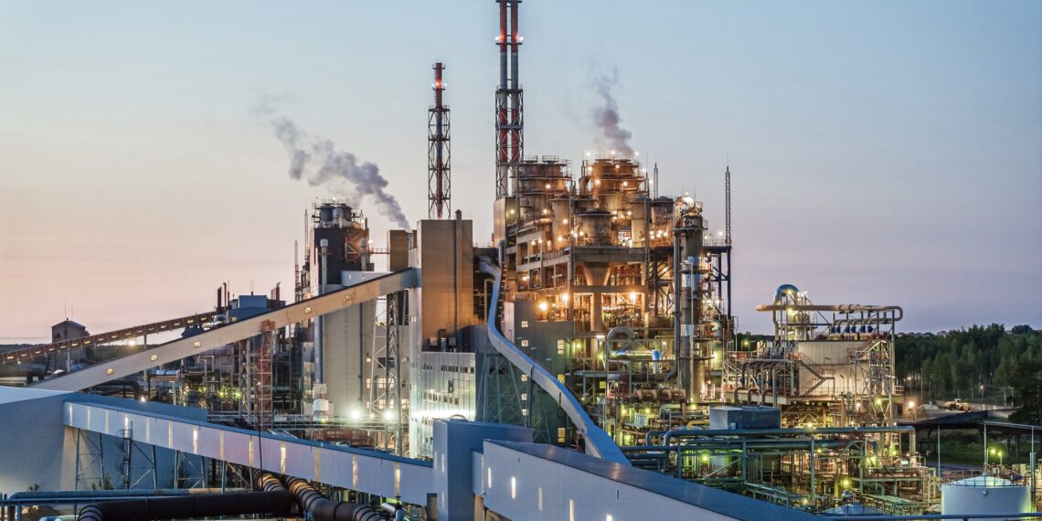Kliimakindel majandus või majanduslik kliimakindlus? Kliimakindla majanduse seaduseelnõu kohaselt saab põlevkiviõli tootmine jätkuda aastani 2050, mil Eesti peab saavutama kliimaneutraalsuse. Samas on käima lükatud ka mitmeid projekte, kus tavalise õlitootmise asemele asuks keemiatööstus, mille toodangu ampluaa oleks märksa laiem. Pildil Kohtla-Järvel asuv VKG tootmiskompleks. Foto: Kaupo Kalda