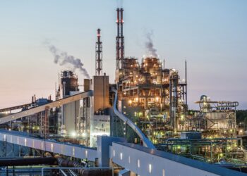 Kliimakindel majandus või majanduslik kliimakindlus? Kliimakindla majanduse seaduseelnõu kohaselt saab põlevkiviõli tootmine jätkuda aastani 2050, mil Eesti peab saavutama kliimaneutraalsuse. Samas on käima lükatud ka mitmeid projekte, kus tavalise õlitootmise asemele asuks keemiatööstus, mille toodangu ampluaa oleks märksa laiem. Pildil Kohtla-Järvel asuv VKG tootmiskompleks. Foto: Kaupo Kalda