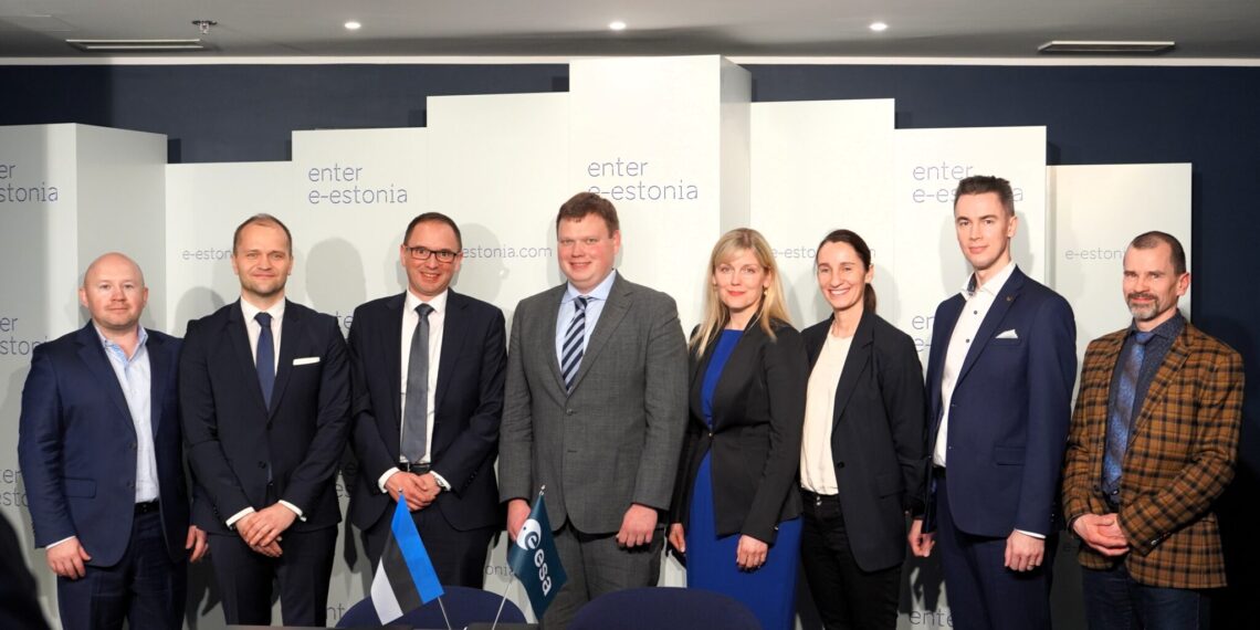 Konsortsiumi liikmed ESA ja MKM-i esindajaga. Foto: Ettevõtluse ja Innovatsiooni Sihtasutus (EIS)